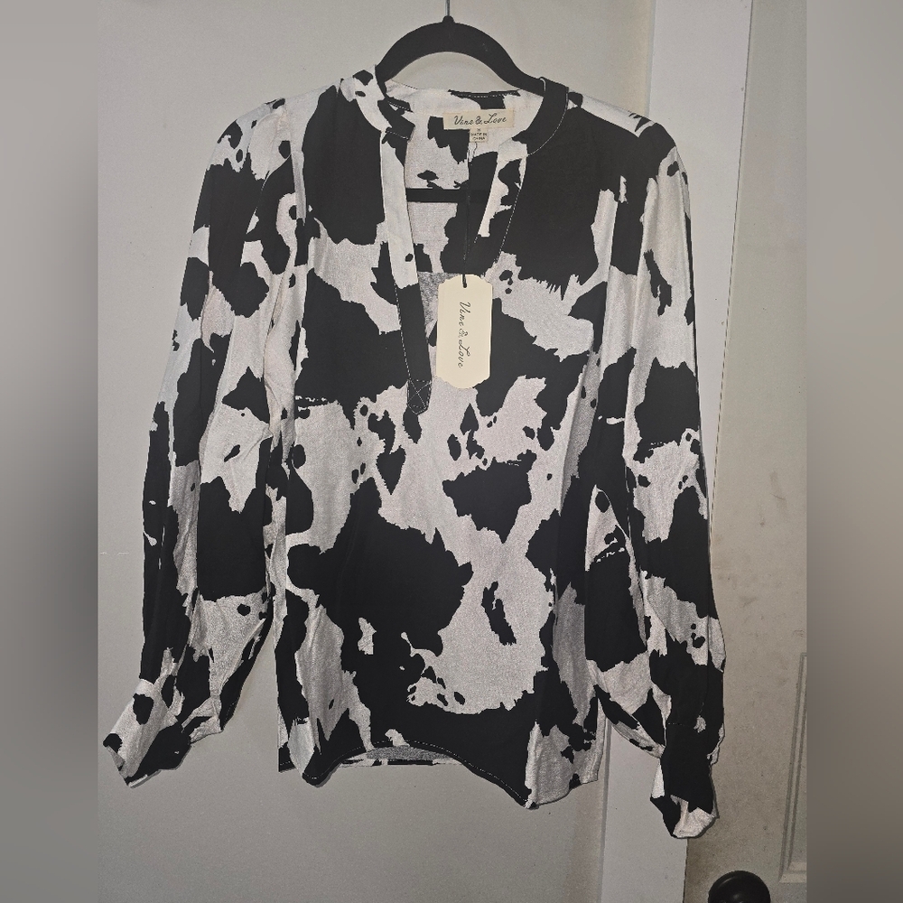 Black Vine & Love Cow Print V Neck Blouse NWT Small - Picture 2 of 6